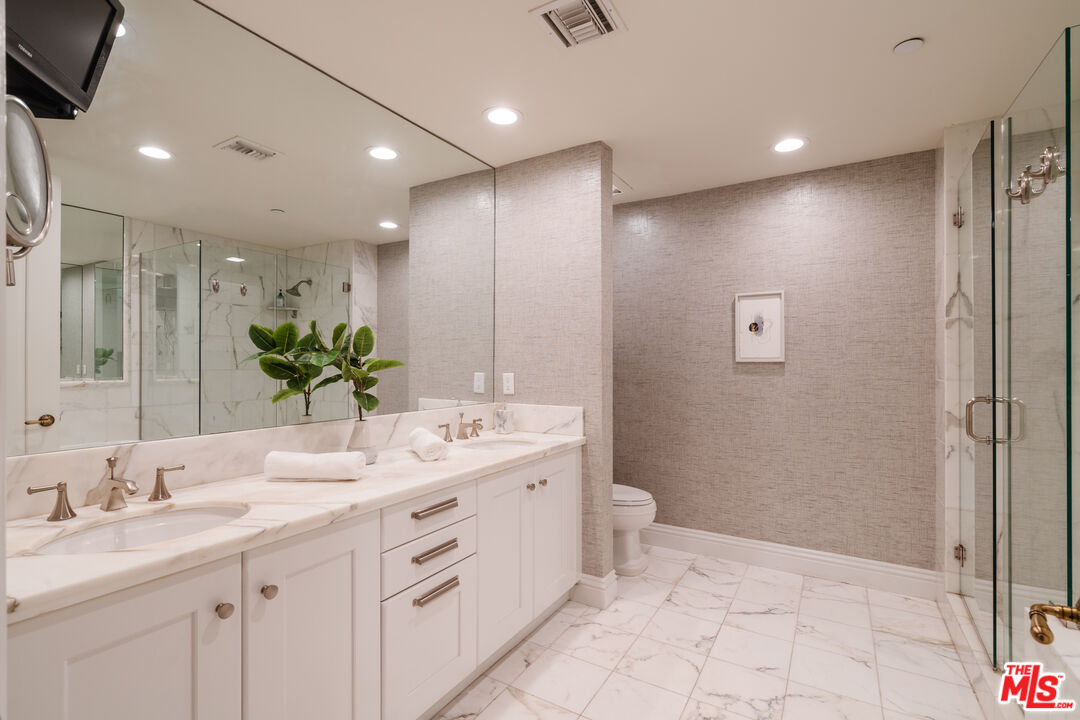 261 S Reeves Dr Unit: 204