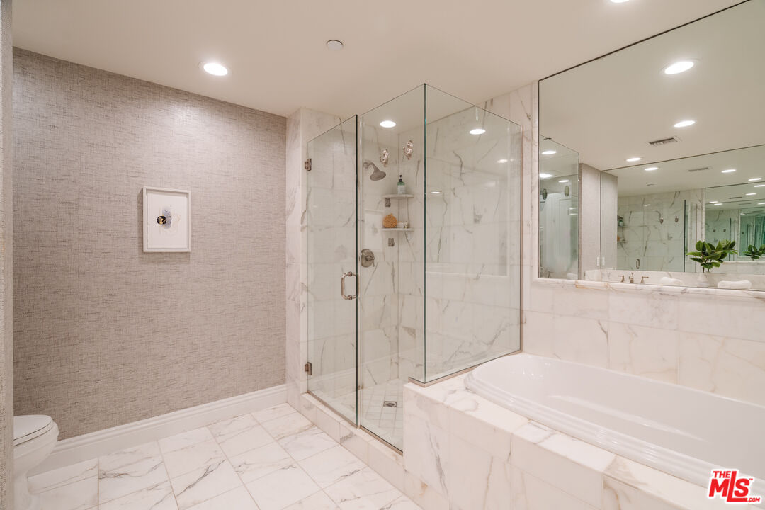 261 S Reeves Dr Unit: 204