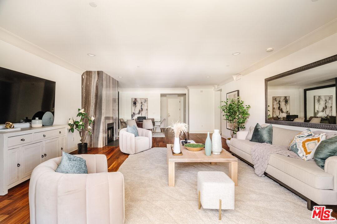 261 S Reeves Dr Unit: 204