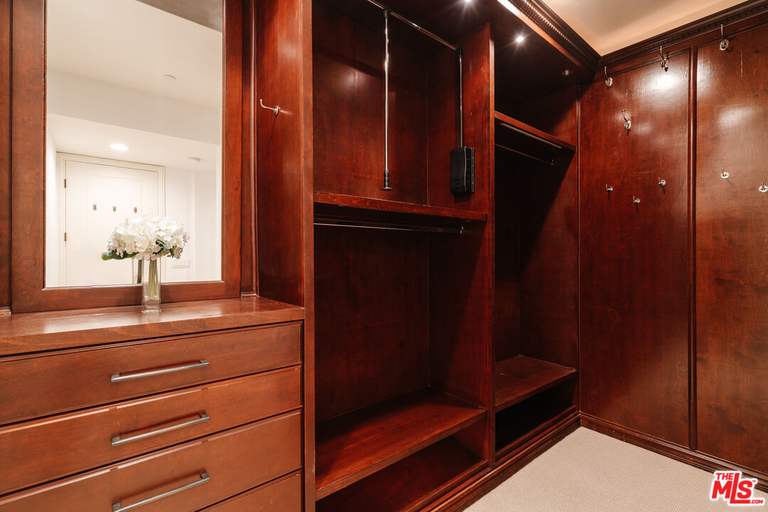 261 S Reeves Dr Unit: 204