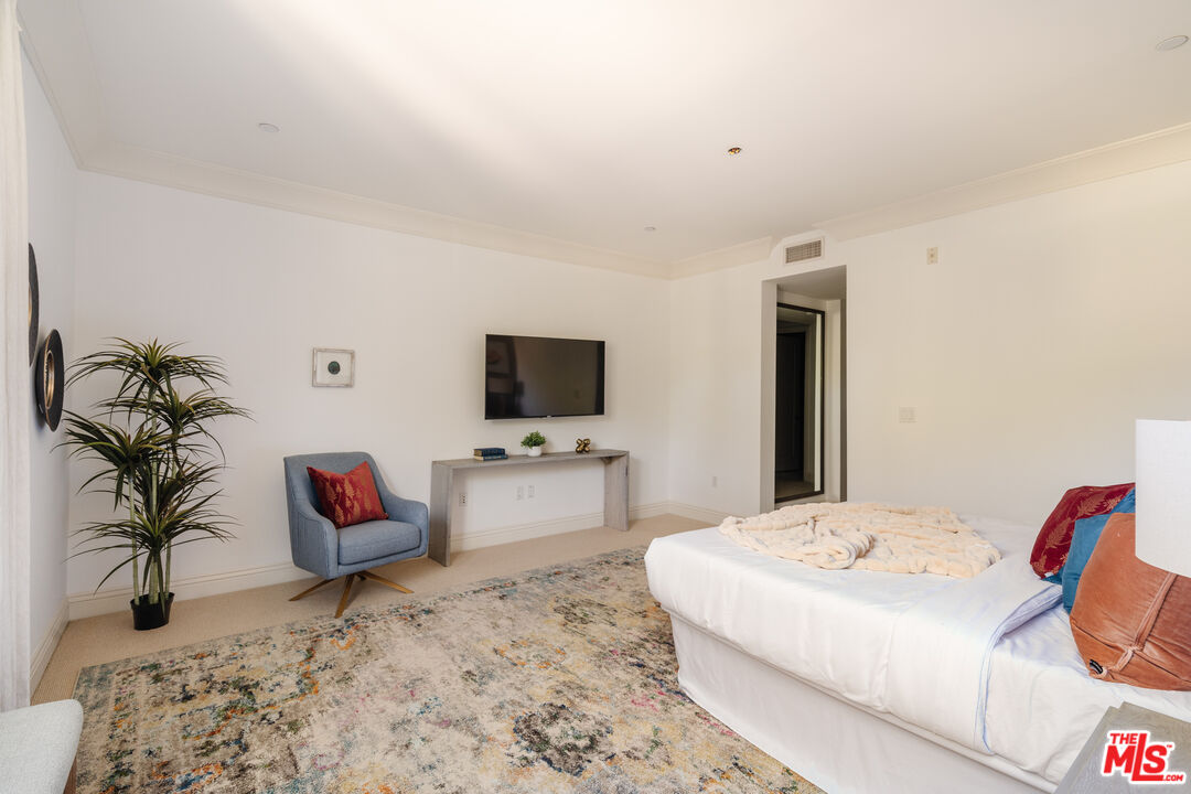 261 S Reeves Dr Unit: 204