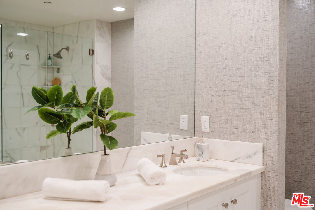 261 S Reeves Dr Unit: 204