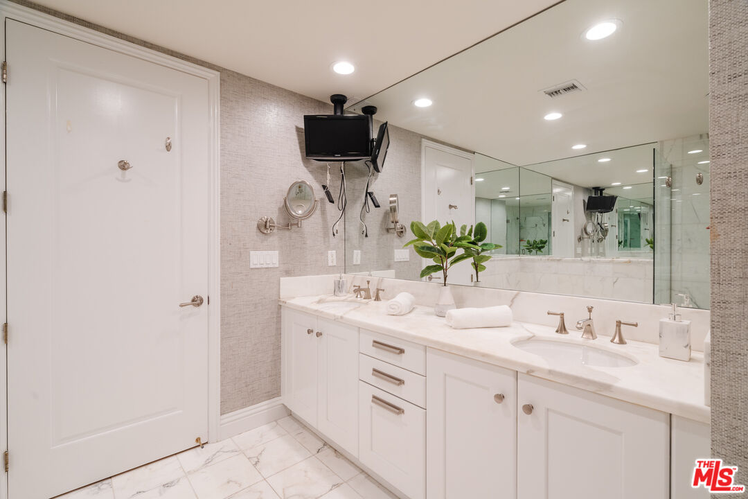 261 S Reeves Dr Unit: 204