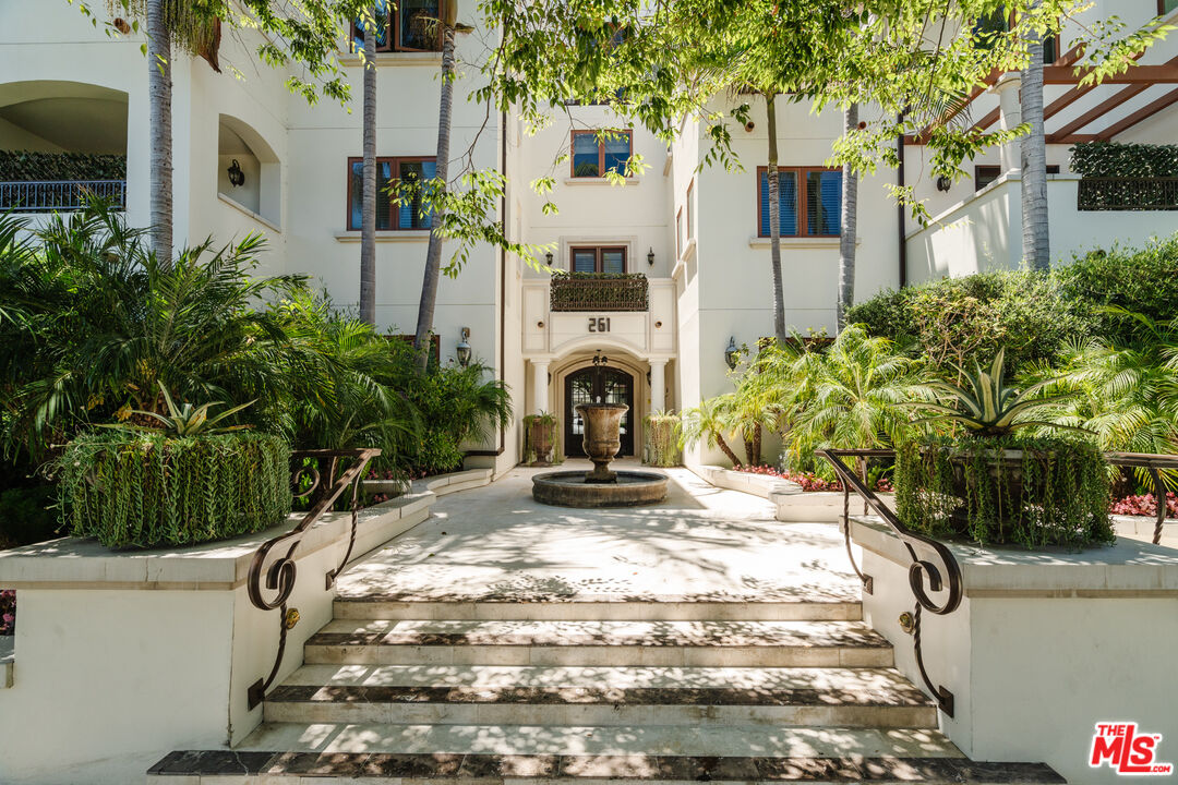 261 S Reeves Dr Unit: 204