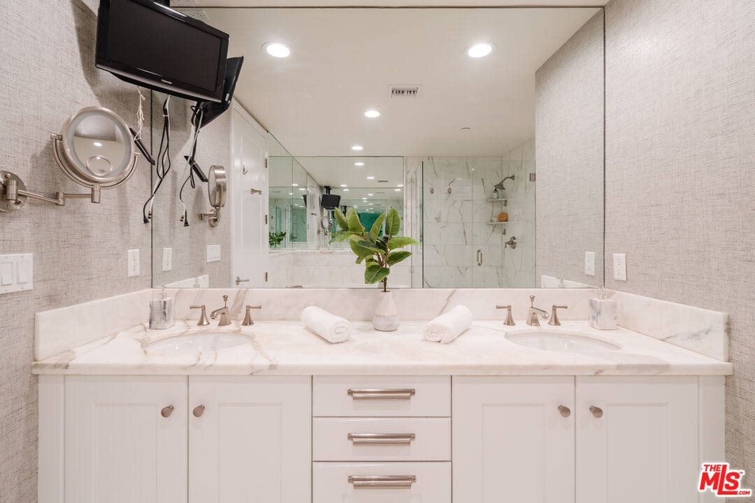 261 S Reeves Dr Unit: 204