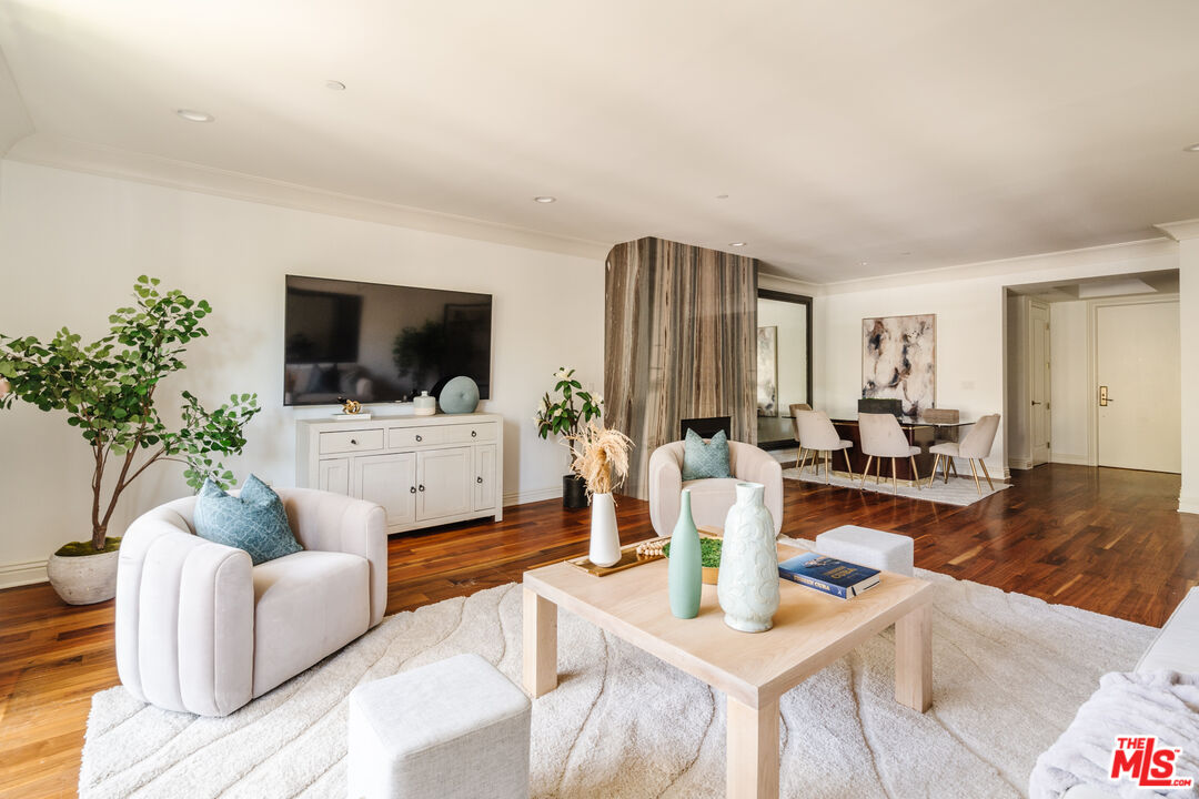 261 S Reeves Dr Unit: 204