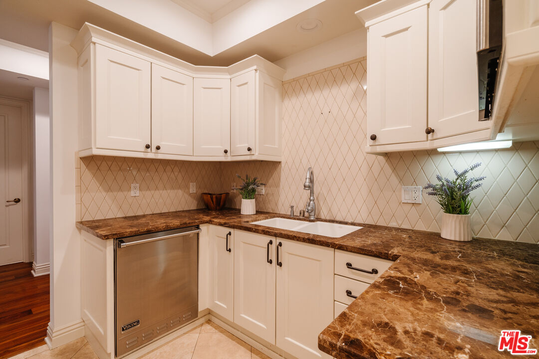 261 S Reeves Dr Unit: 204