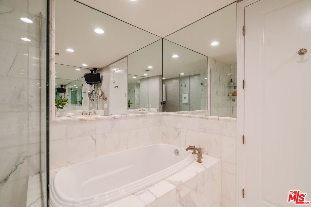 261 S Reeves Dr Unit: 204