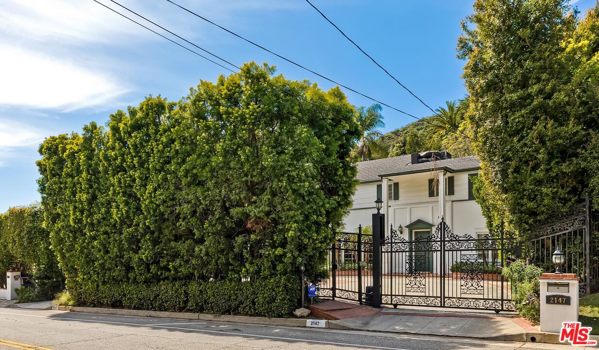 2147 Coldwater Canyon Dr