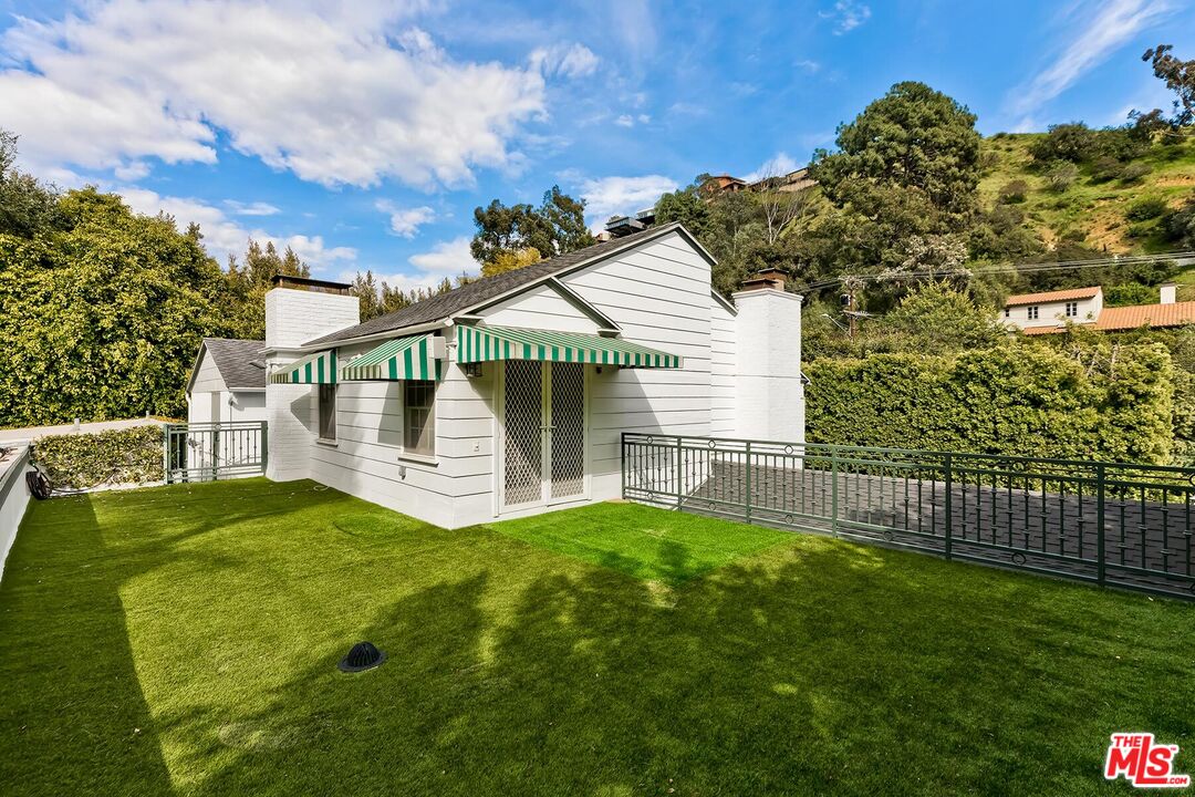 2147 Coldwater Canyon Dr