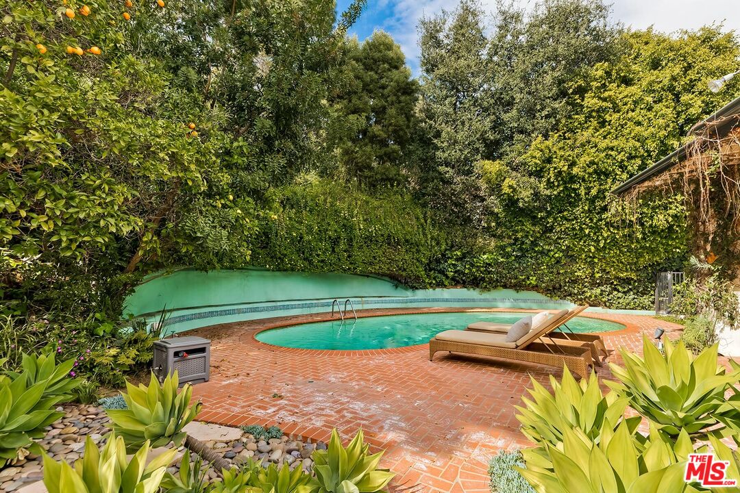 2147 Coldwater Canyon Dr