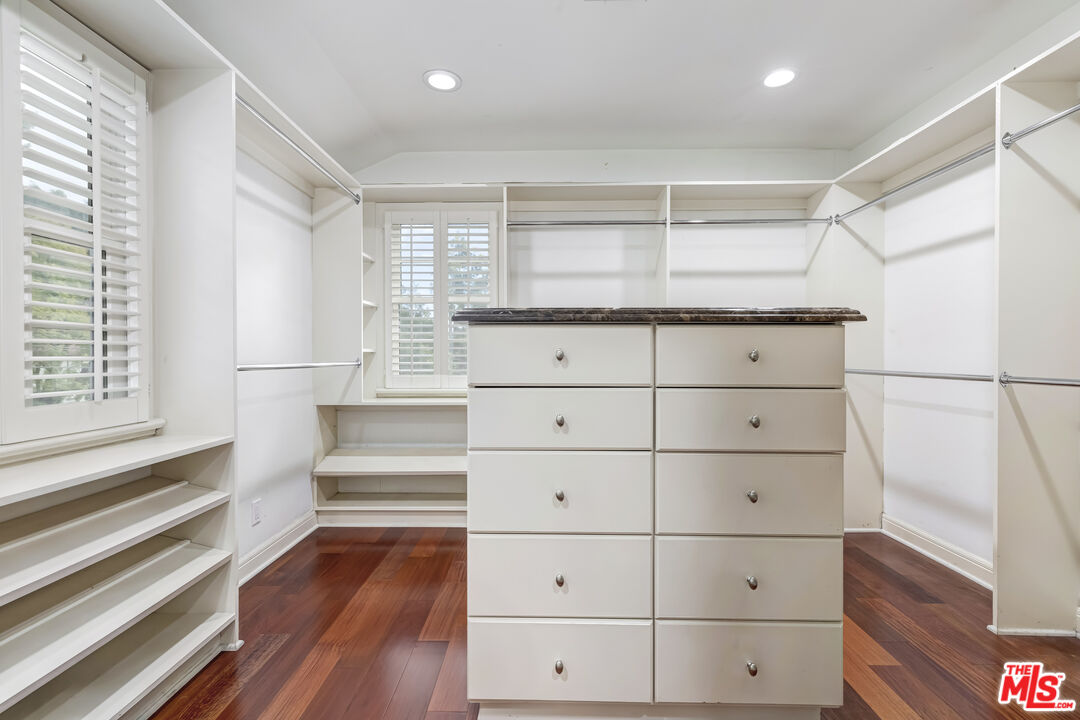 2147 Coldwater Canyon Dr