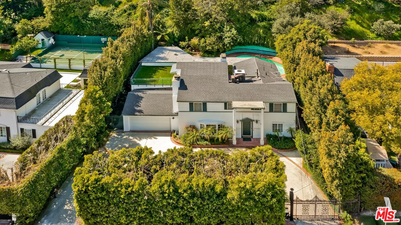 2147 Coldwater Canyon Dr