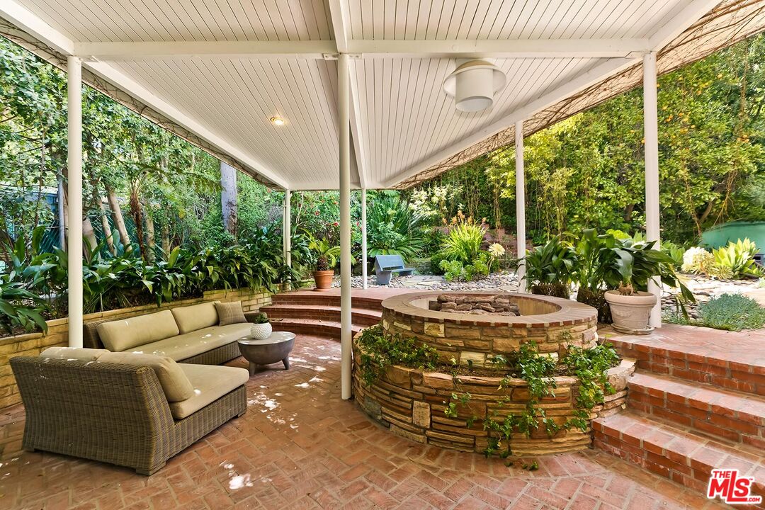 2147 Coldwater Canyon Dr