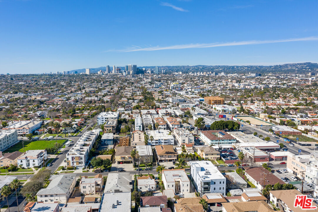 1426 S Hayworth Ave Unit: 301