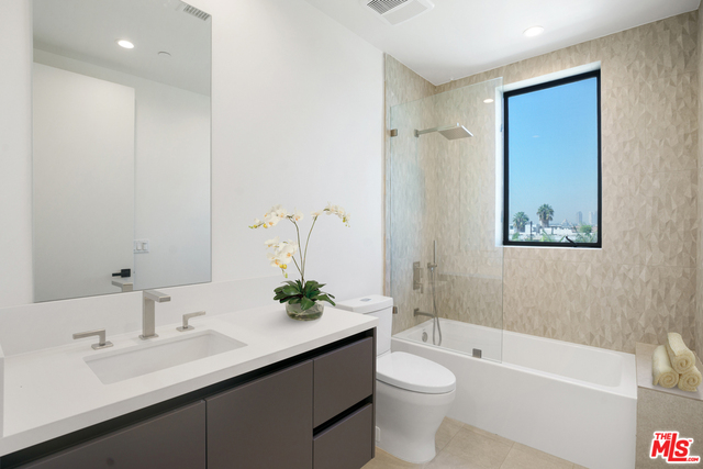 1426 S Hayworth Ave Unit: 301
