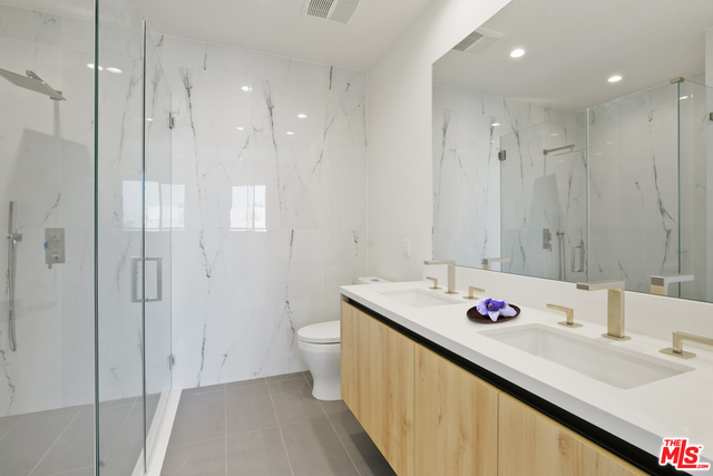 1426 S Hayworth Ave Unit: 301