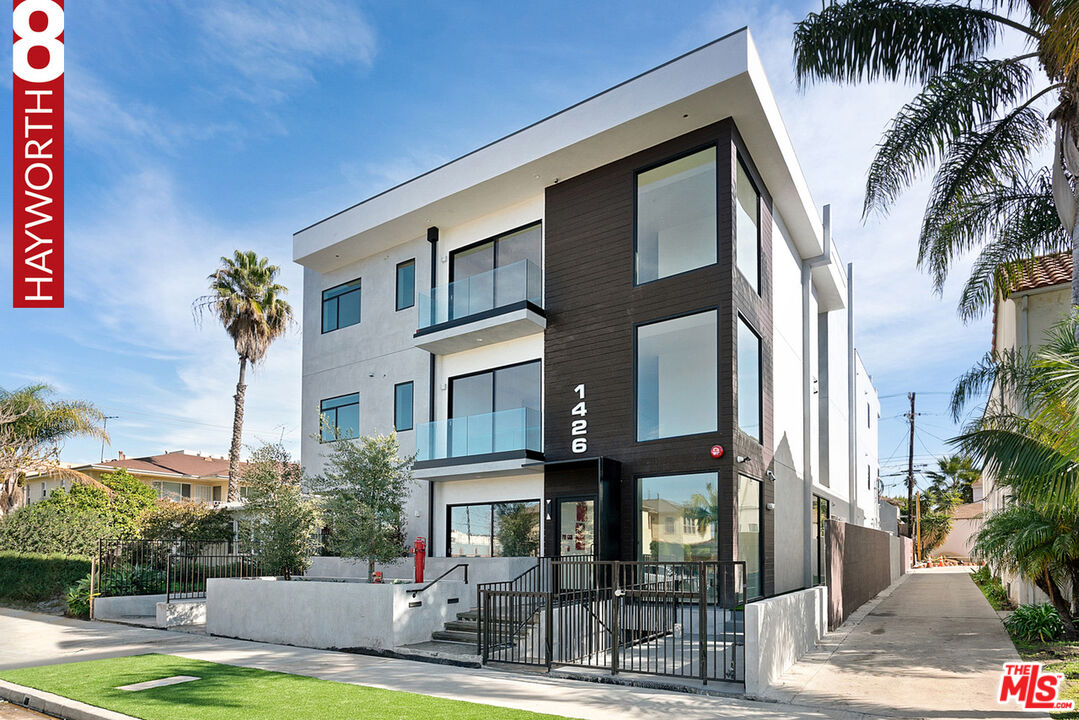 1426 S Hayworth Ave Unit: 301
