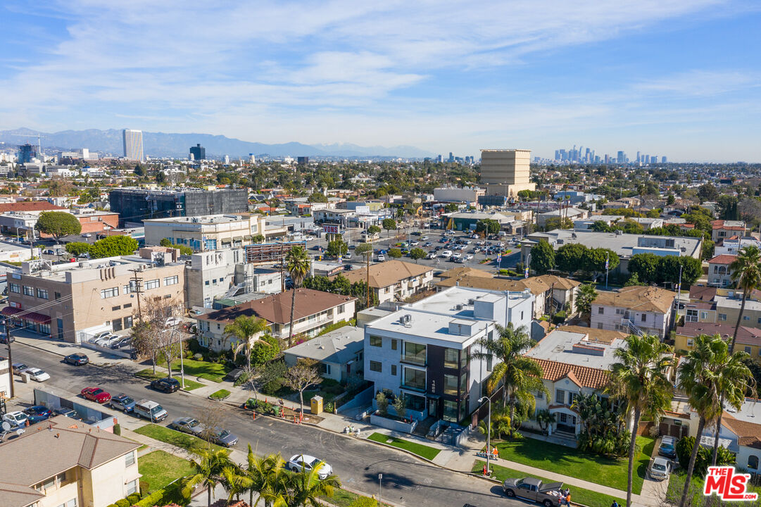 1426 S Hayworth Ave Unit: 301