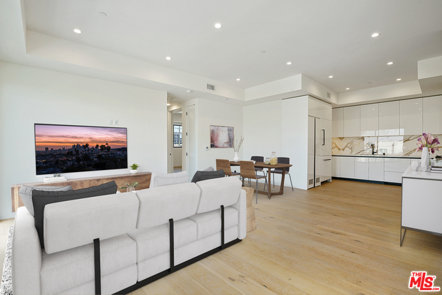 1426 S Hayworth Ave Unit: 301