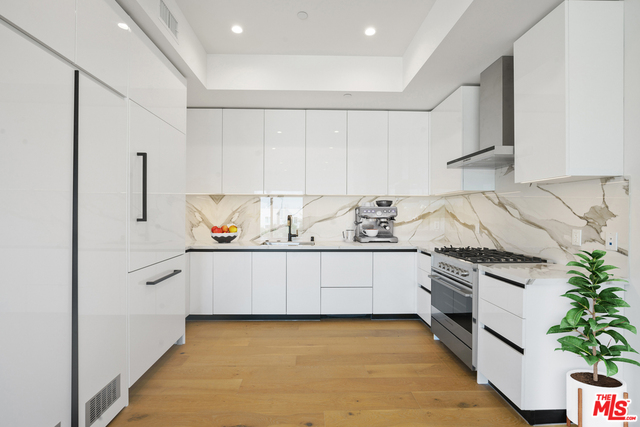 1426 S Hayworth Ave Unit: 301