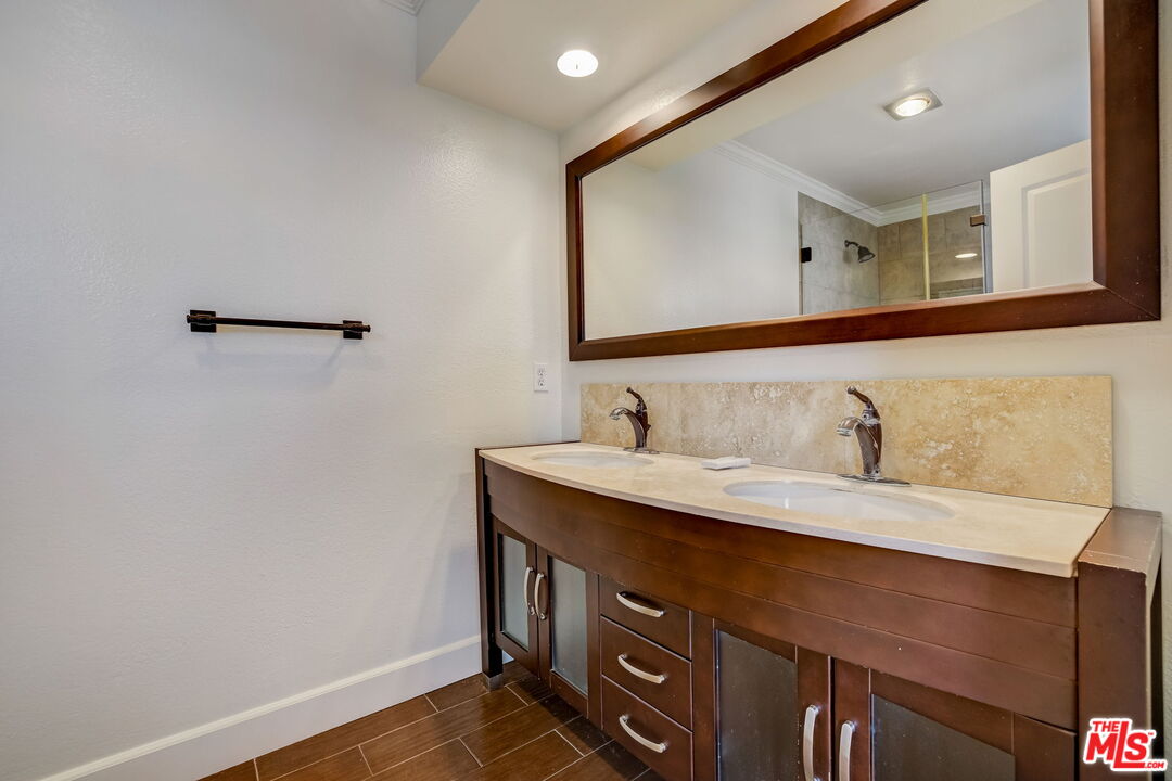 1121 E Wilson Ave Unit: 11