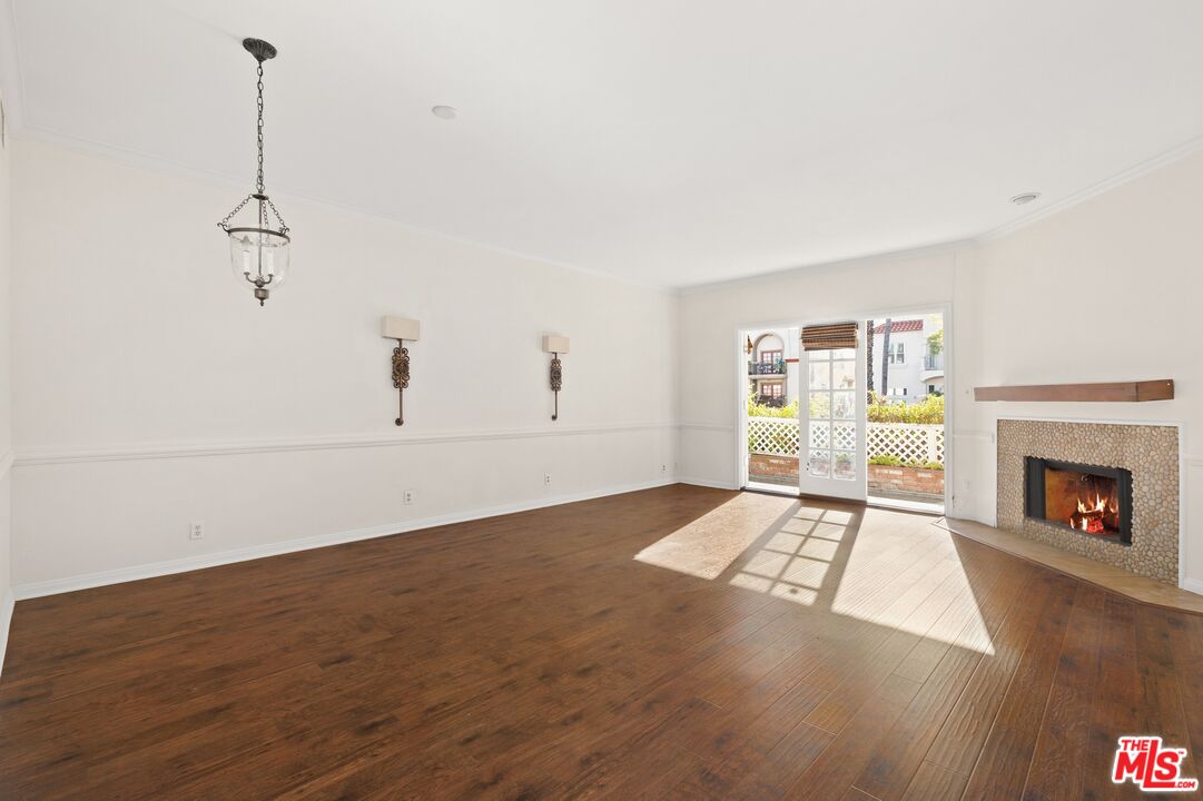 4401 Moorpark Way Unit: #105