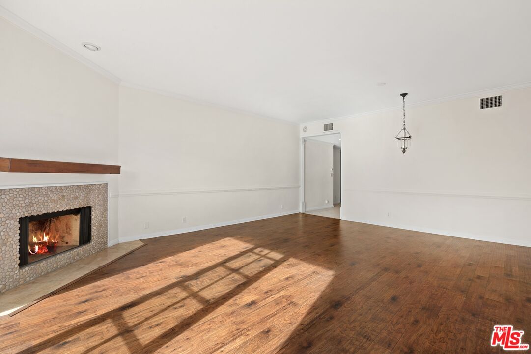 4401 Moorpark Way Unit: #105