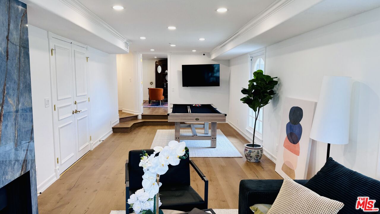 342 N PALM DR Unit: 301
