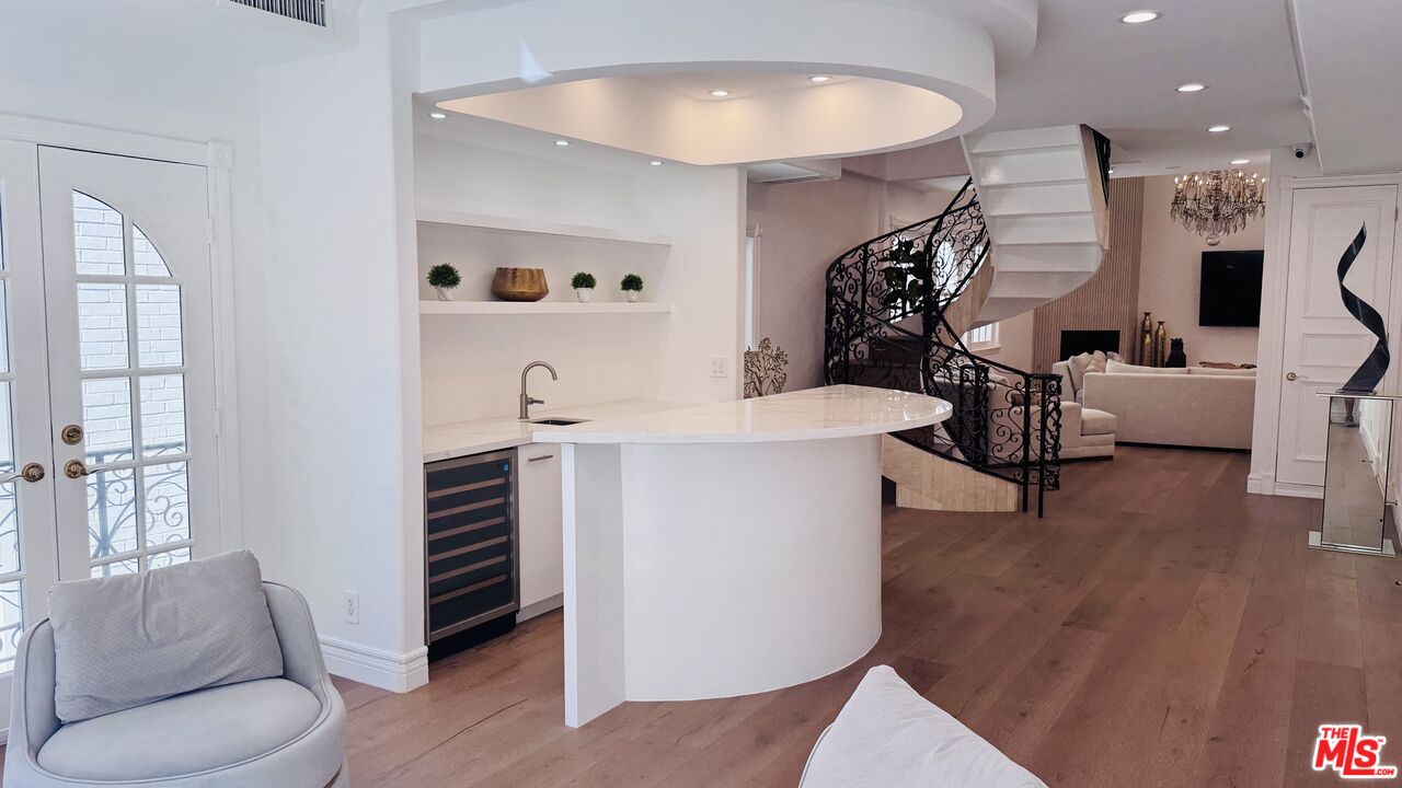 342 N PALM DR Unit: 301
