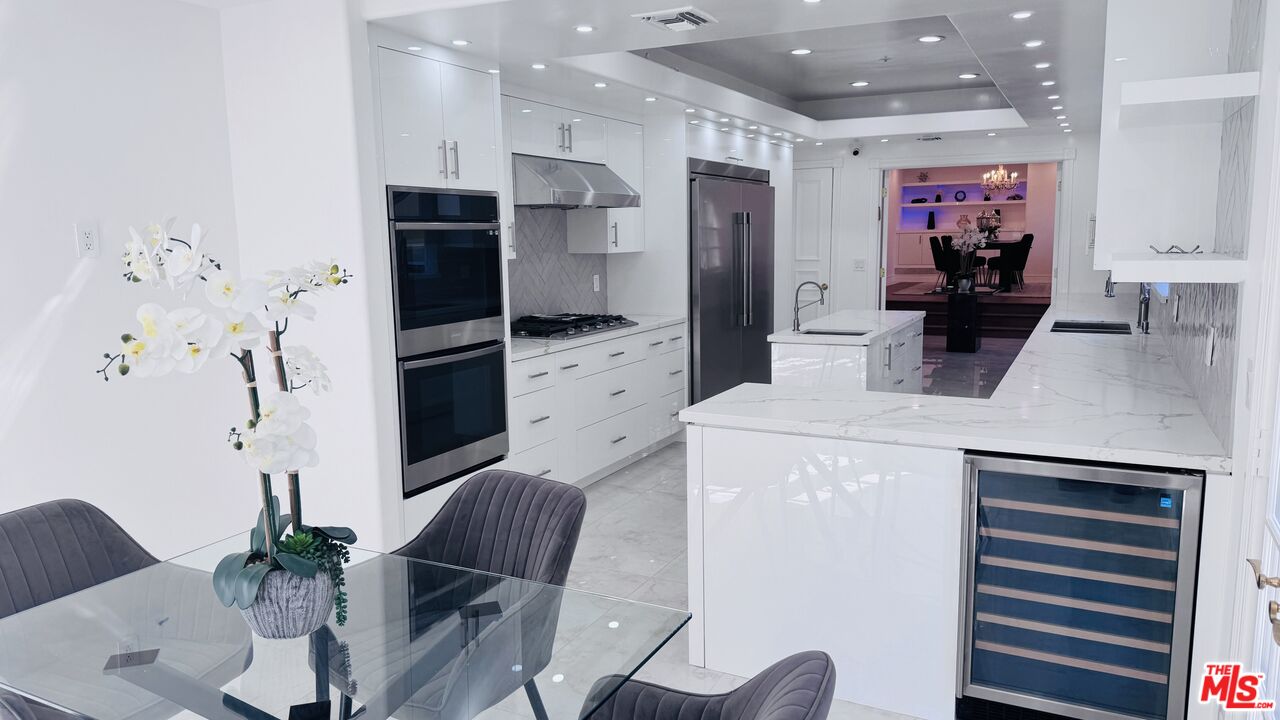 342 N PALM DR Unit: 301