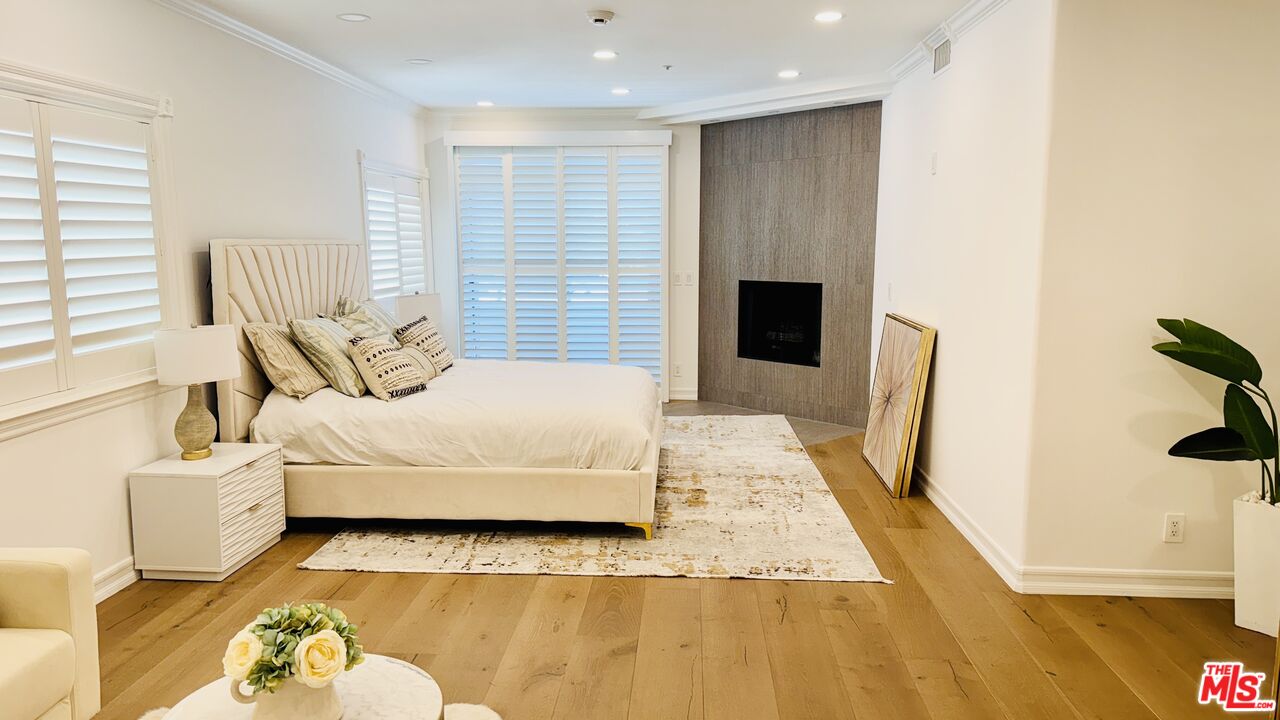 342 N PALM DR Unit: 301