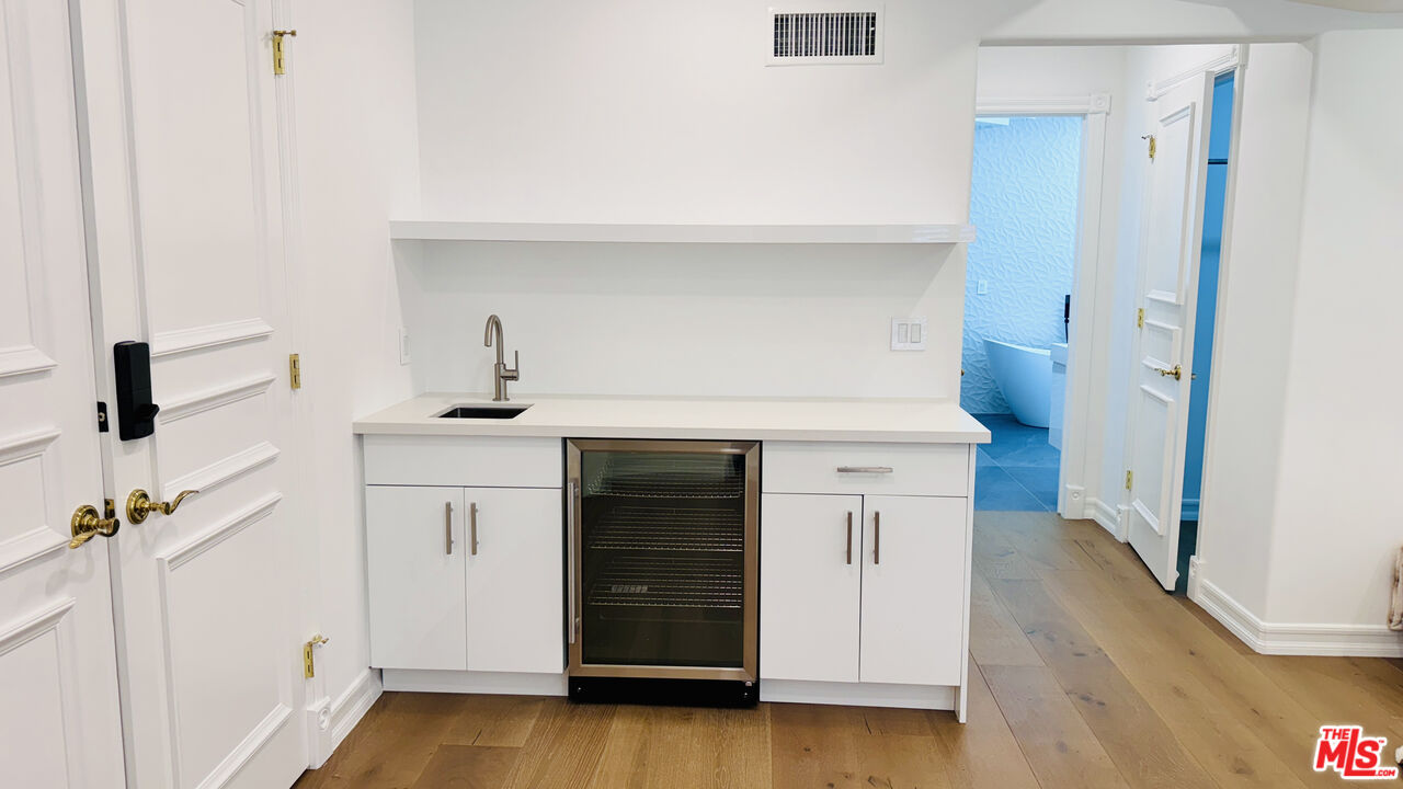 342 N PALM DR Unit: 301