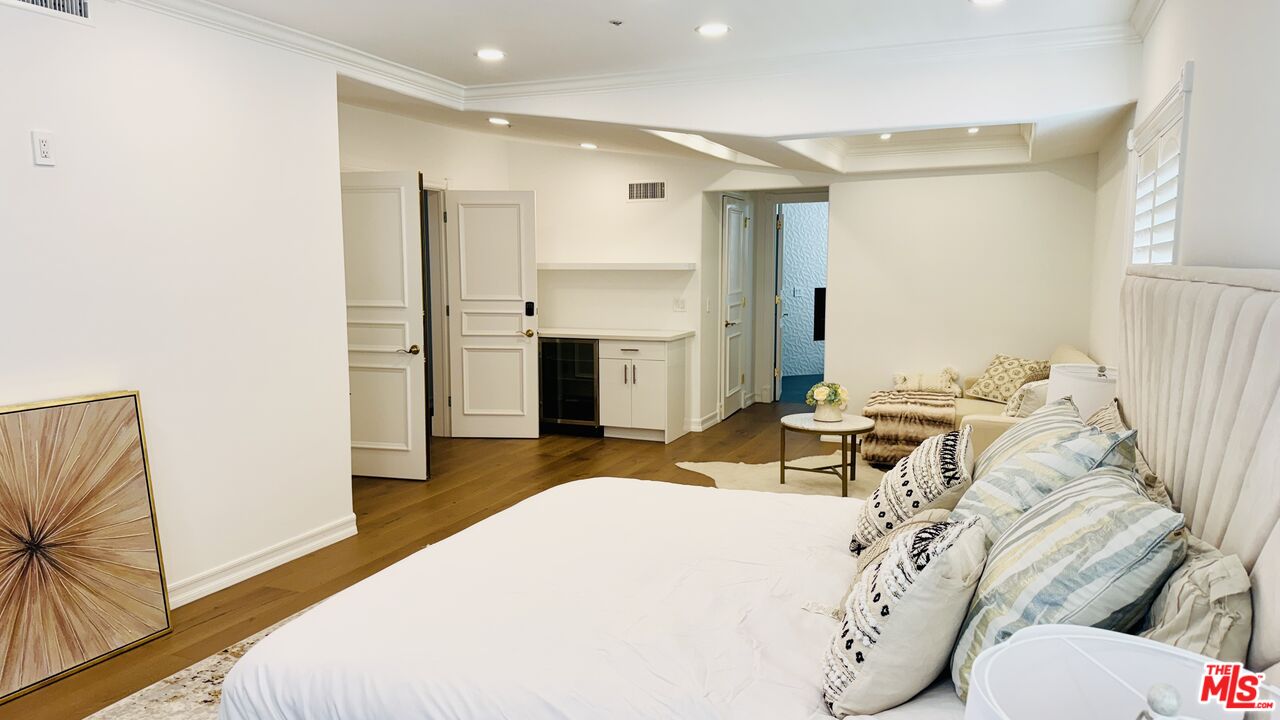 342 N PALM DR Unit: 301