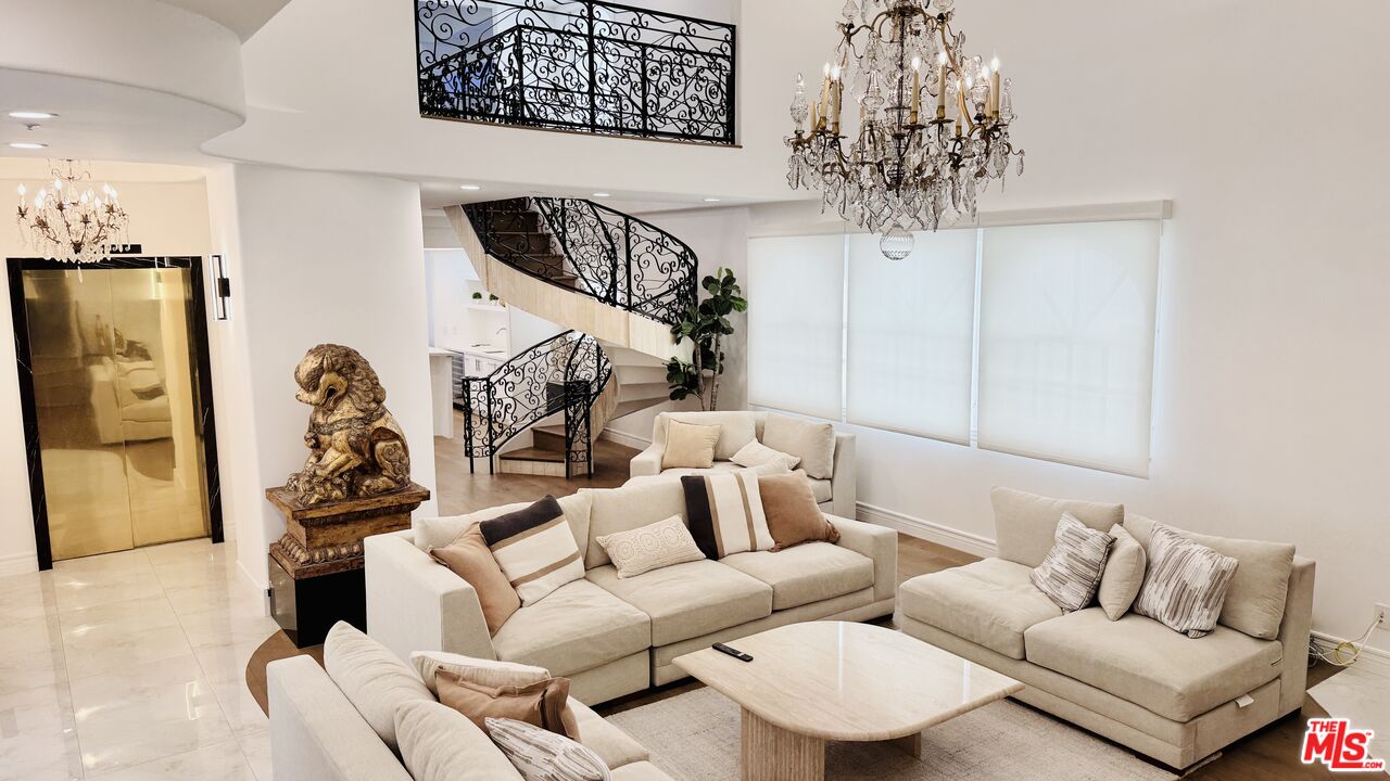 342 N PALM DR Unit: 301