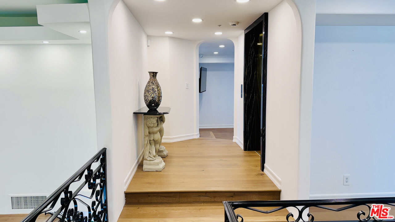 342 N PALM DR Unit: 301