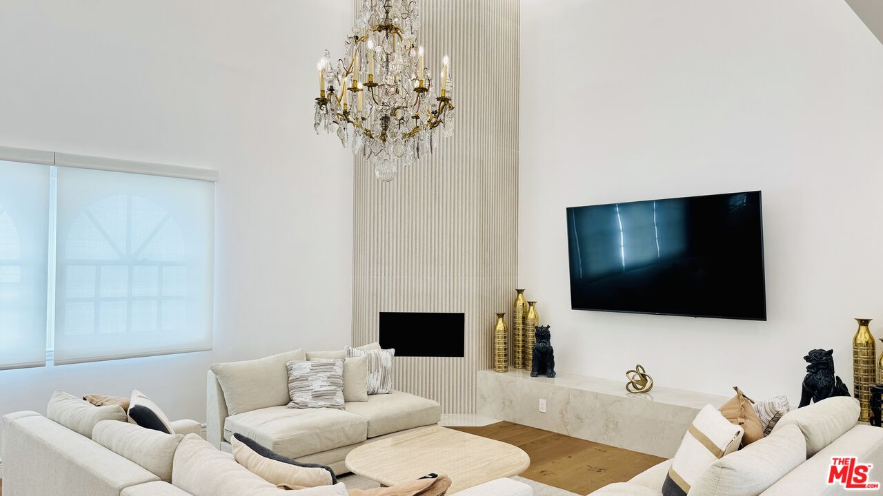 342 N PALM DR Unit: 301