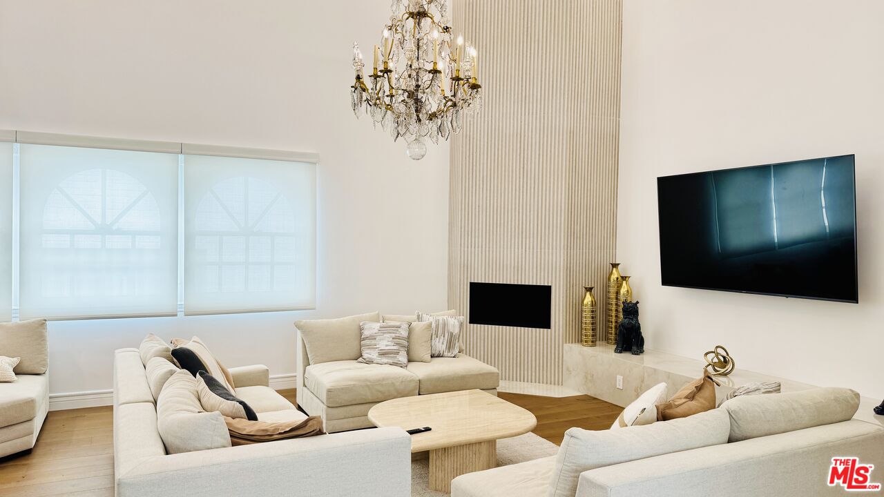 342 N PALM DR Unit: 301