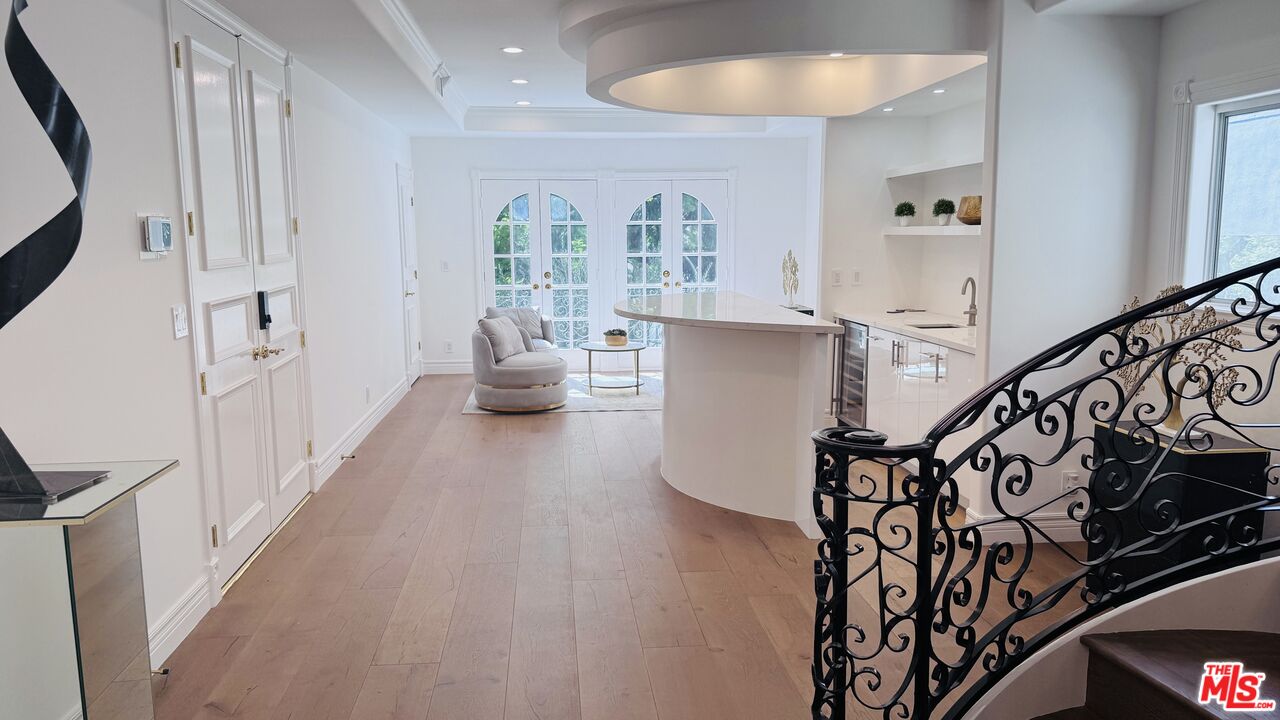 342 N PALM DR Unit: 301