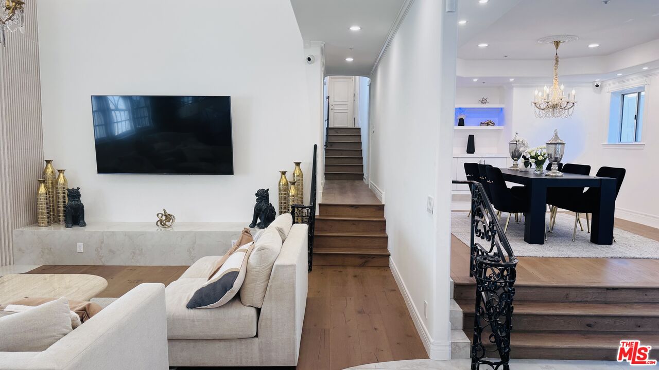 342 N PALM DR Unit: 301