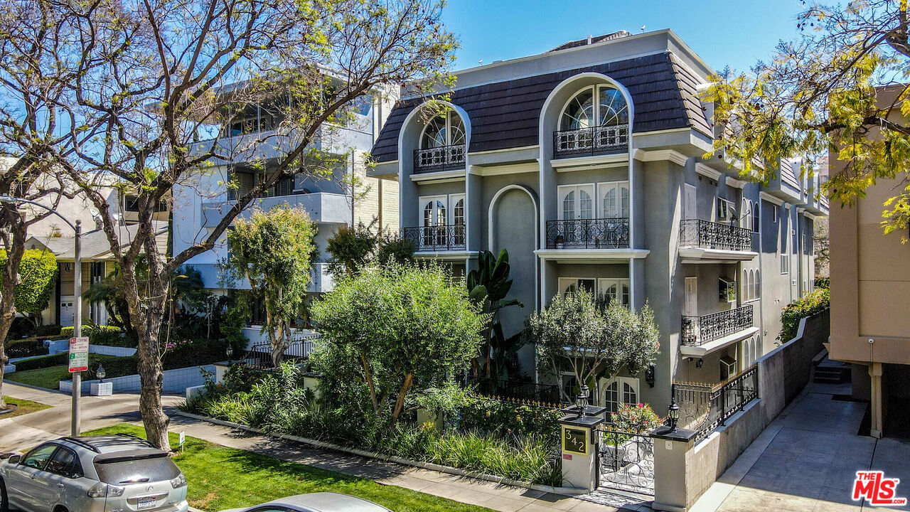 342 N PALM DR Unit: 301