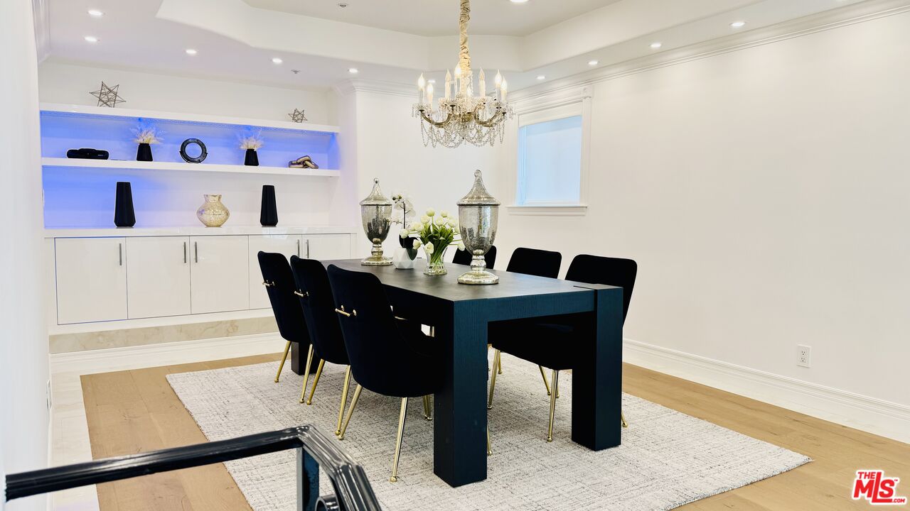 342 N PALM DR Unit: 301