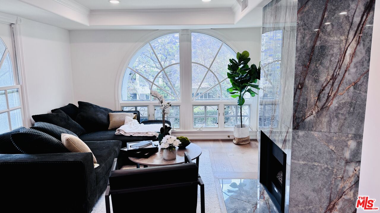 342 N PALM DR Unit: 301