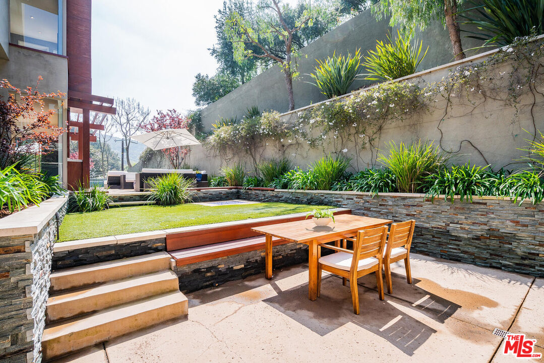 3625 Mandeville Canyon Rd