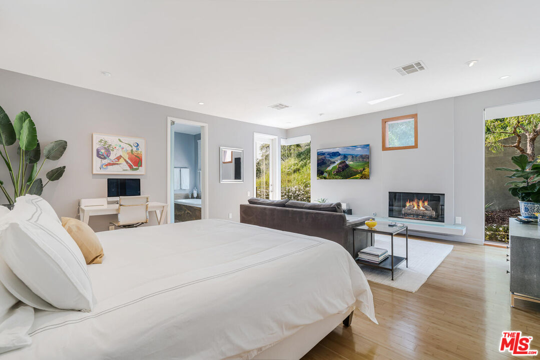 3625 Mandeville Canyon Rd