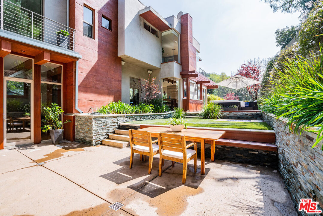 3625 Mandeville Canyon Rd