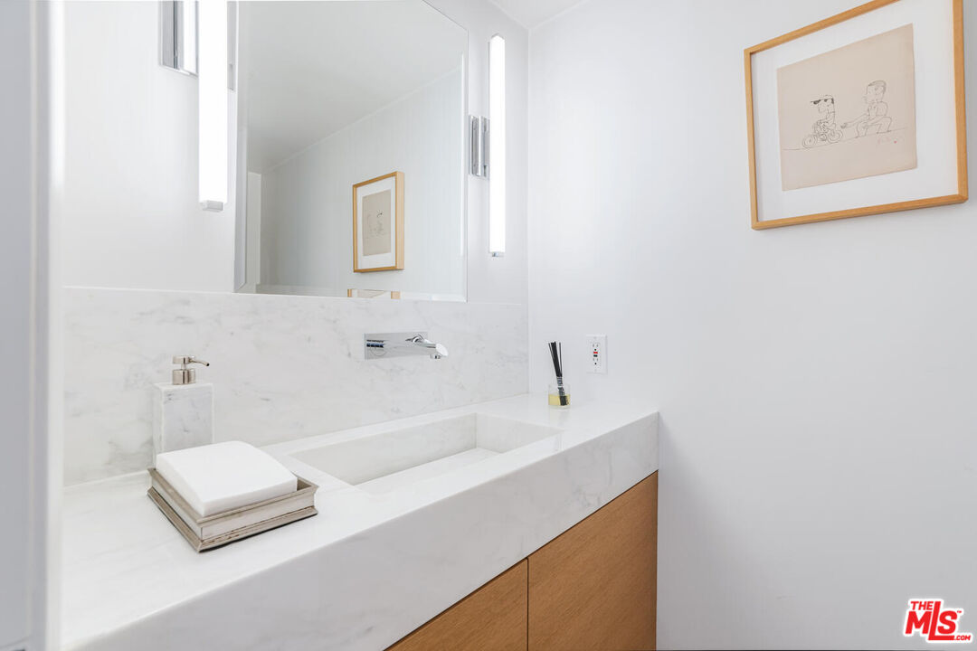 3625 Mandeville Canyon Rd