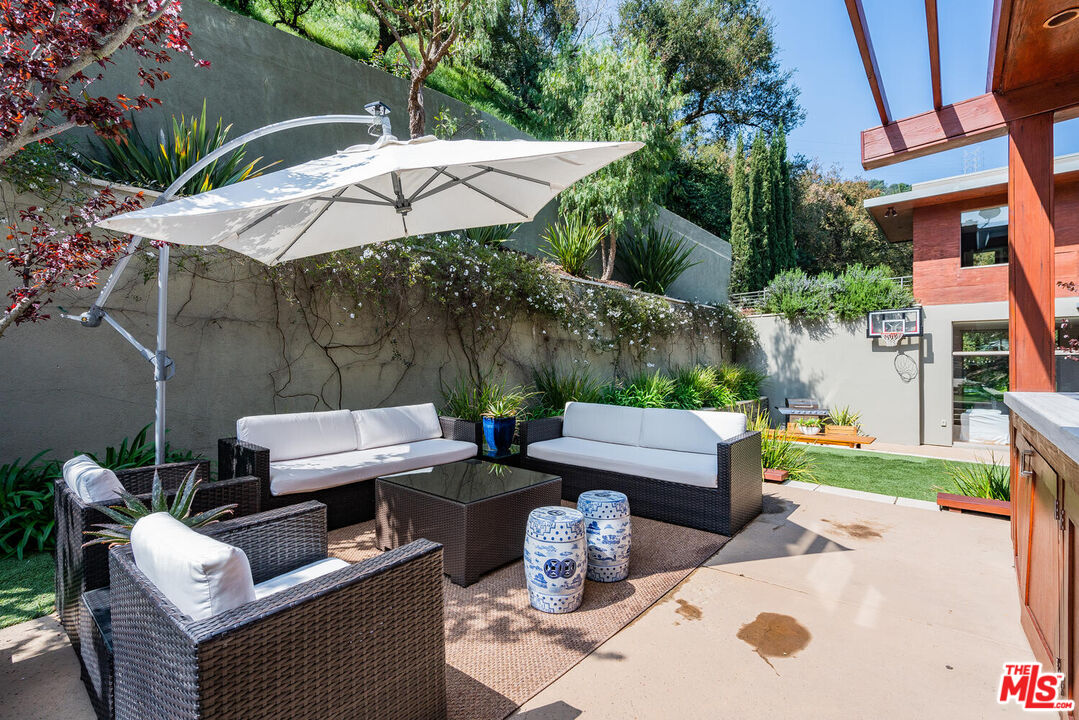 3625 Mandeville Canyon Rd