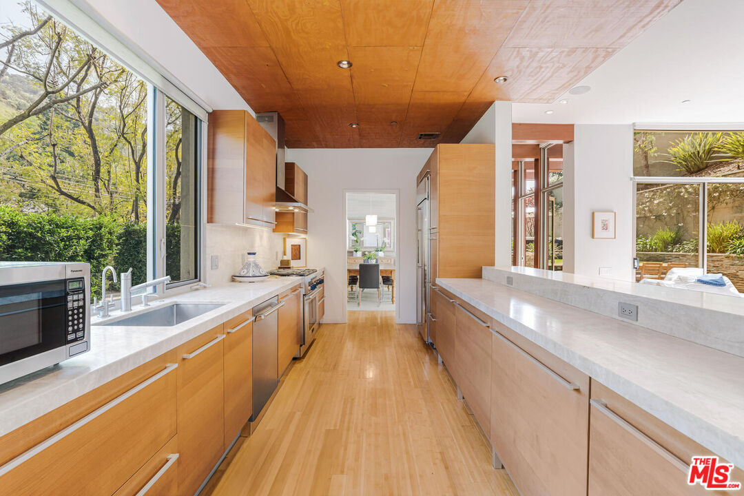 3625 Mandeville Canyon Rd