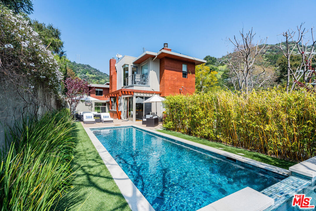 3625 Mandeville Canyon Rd